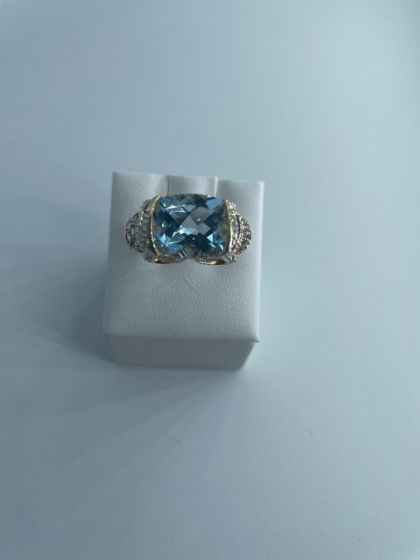 Ladies 14kt yellow gold Blue topaz Ring